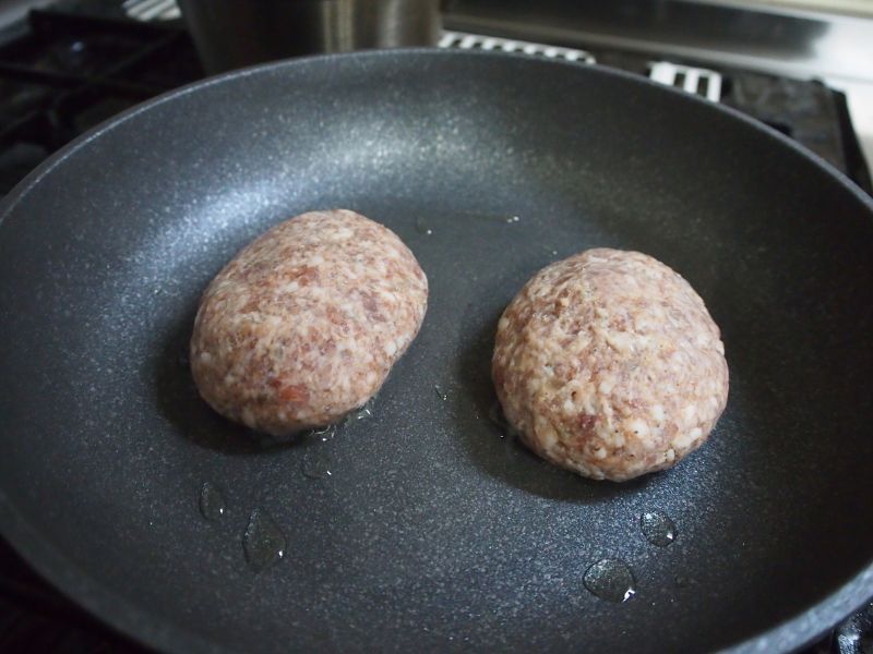 焼く前のハンバーグステーキ