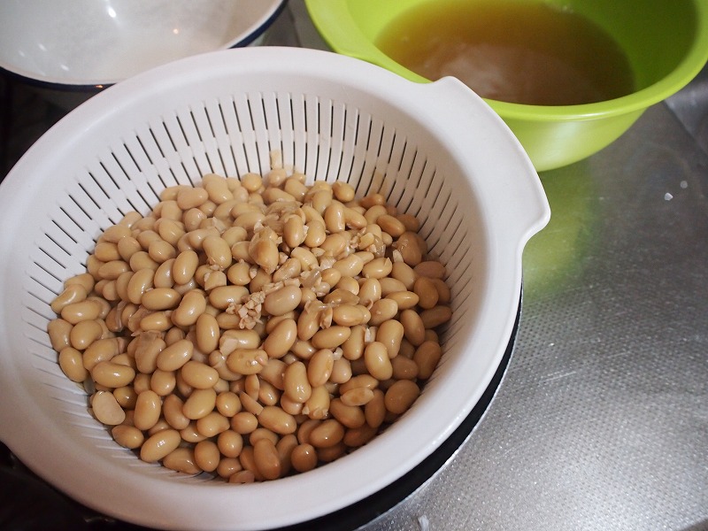 茹でた大豆と煮汁