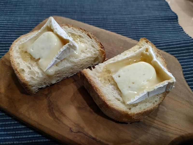 パンの上に乗せた白カビチーズ