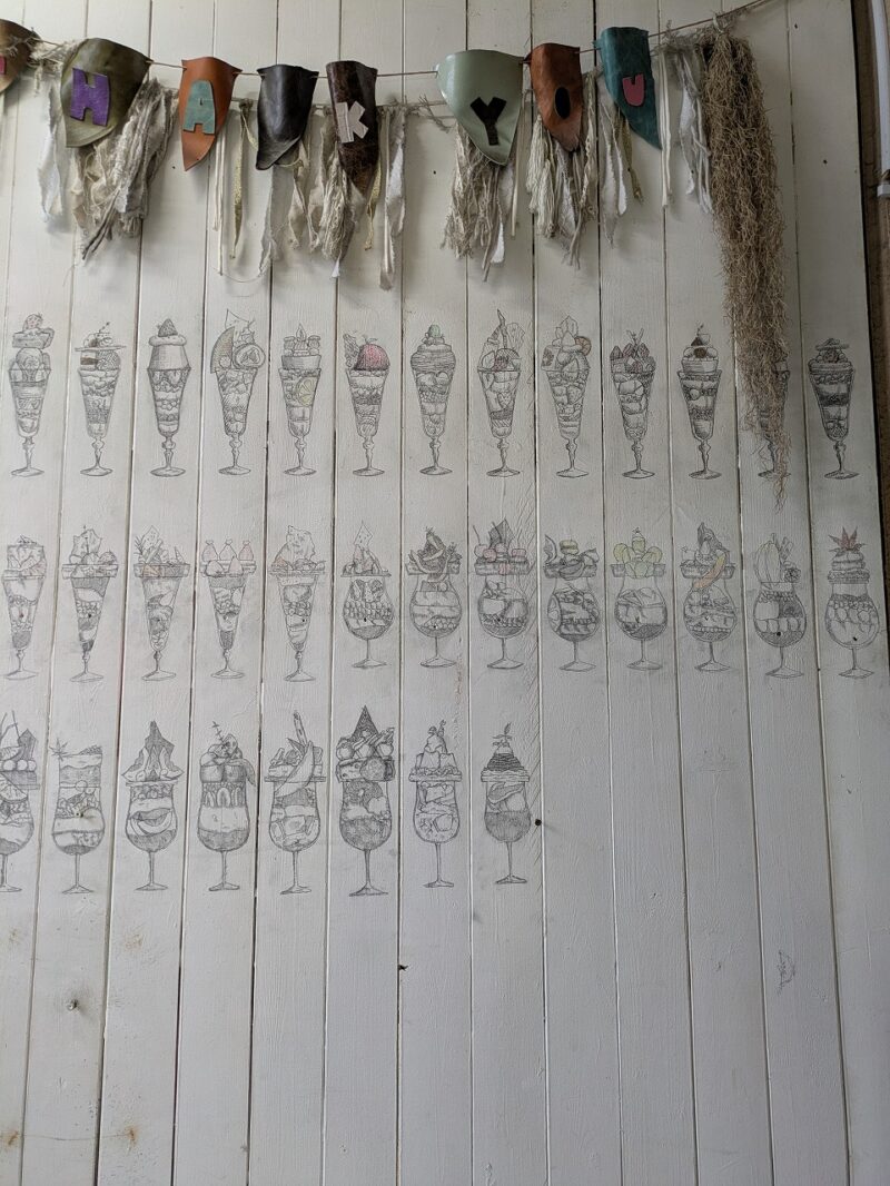 パフェのイラストが描かれた壁